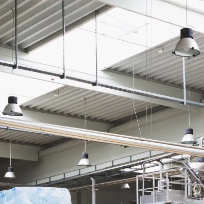 Produktionshal med LED damplamper